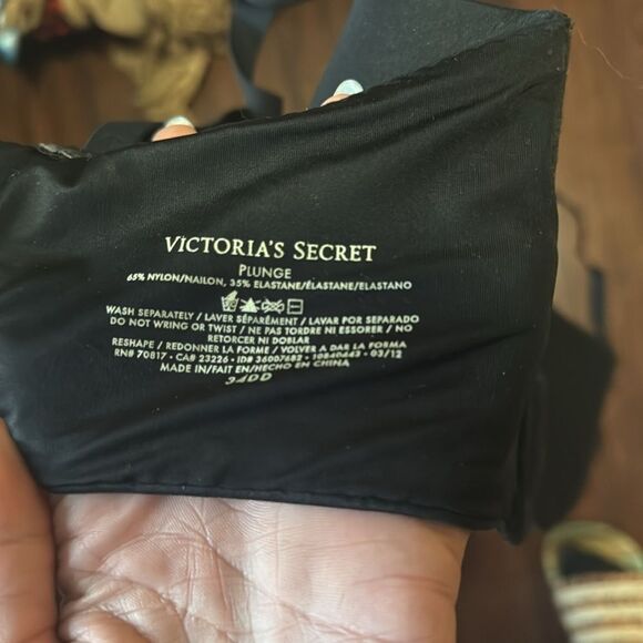 Like NEW Victoria Secret Black Plunge Bra - Size 34DD - Picture 3 of 3